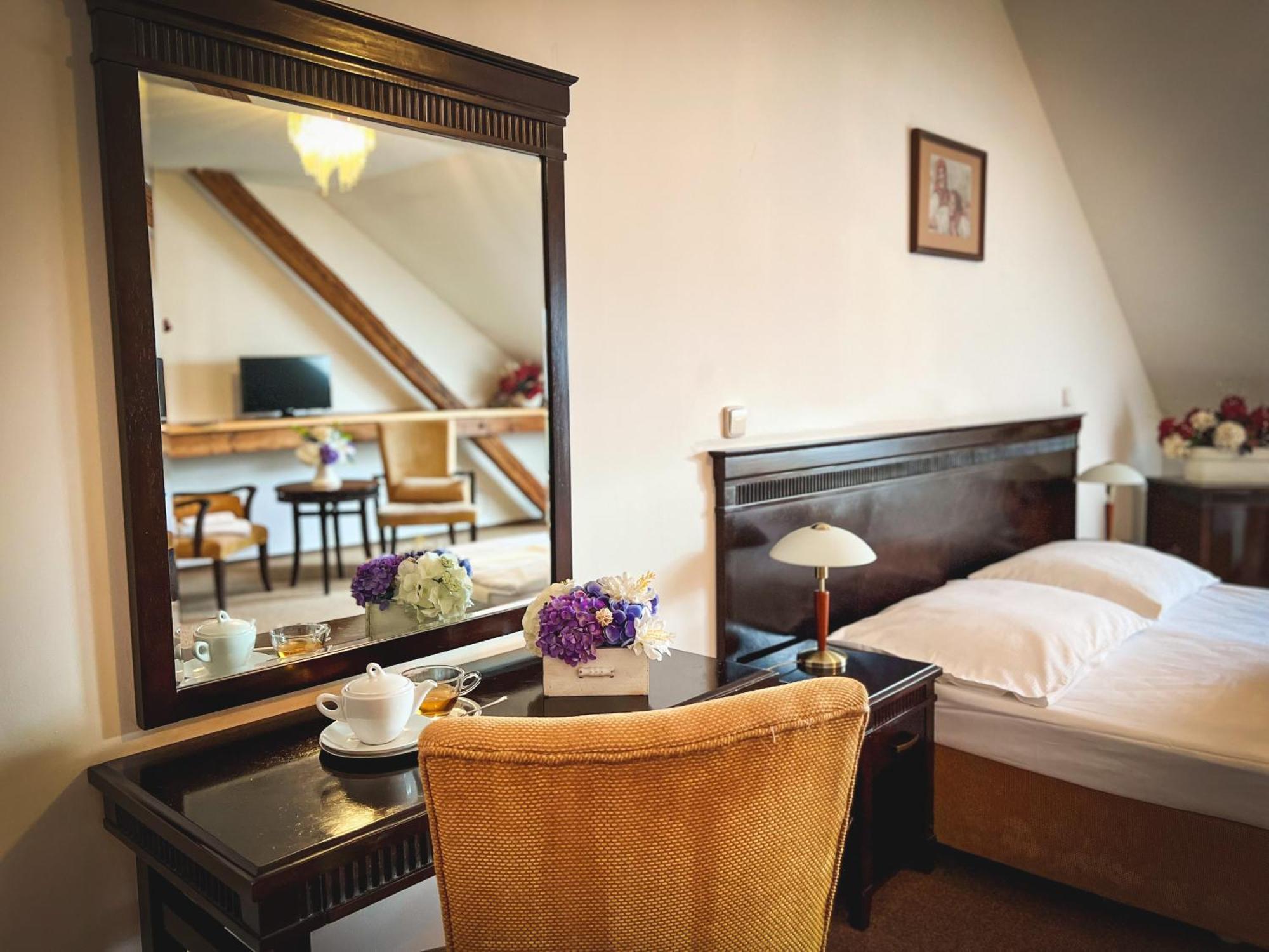 Hotel U Zeleneho Stromu Nepomuk Bagian luar foto