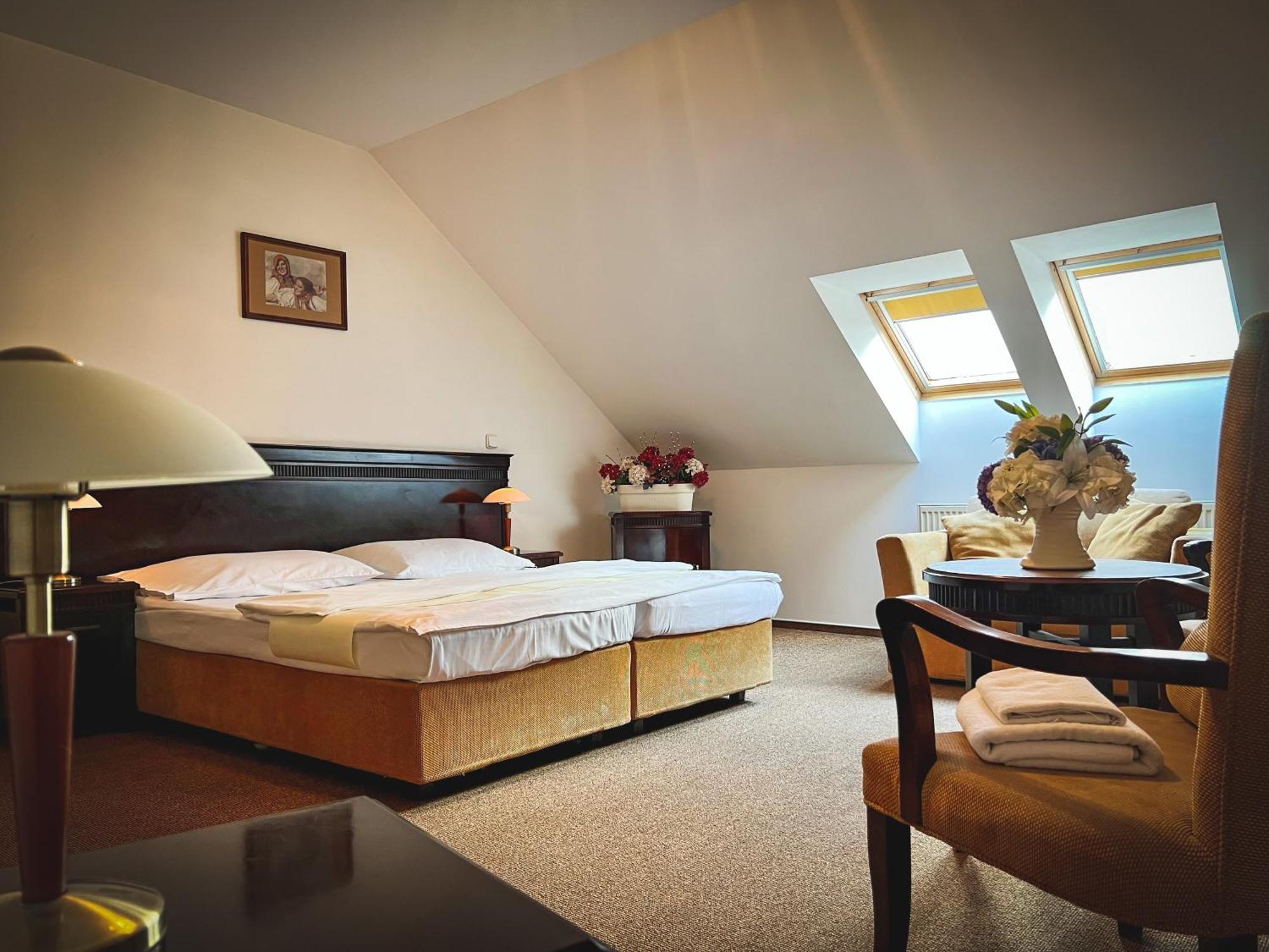 Hotel U Zeleneho Stromu Nepomuk Bagian luar foto