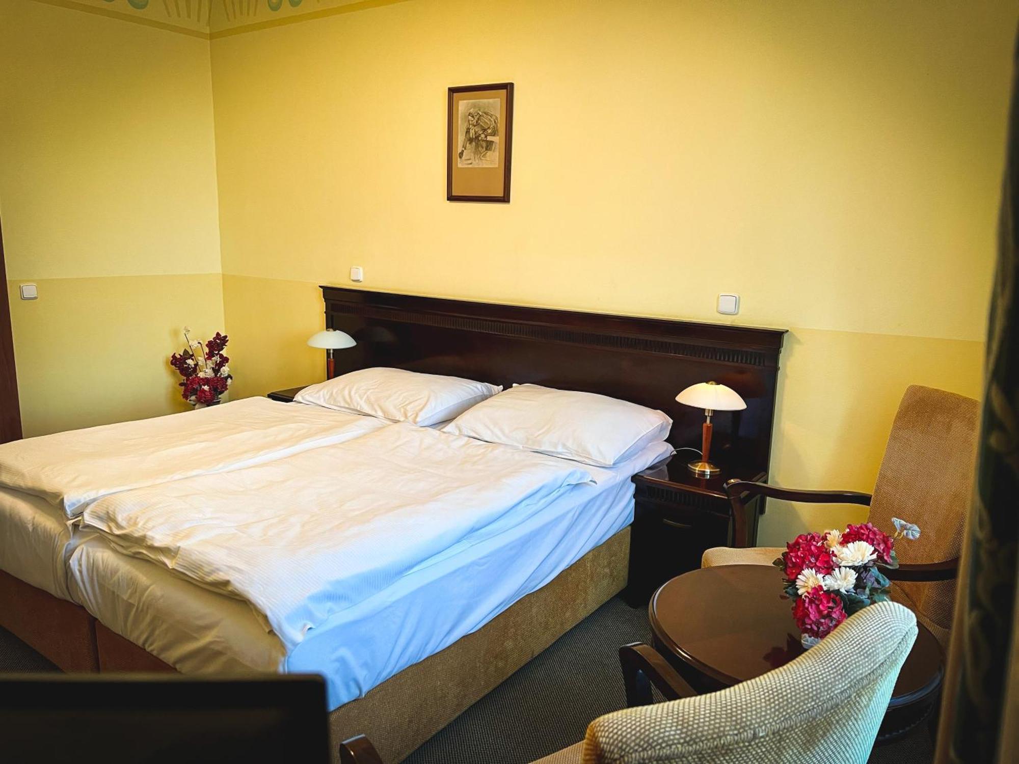 Hotel U Zeleneho Stromu Nepomuk Bagian luar foto