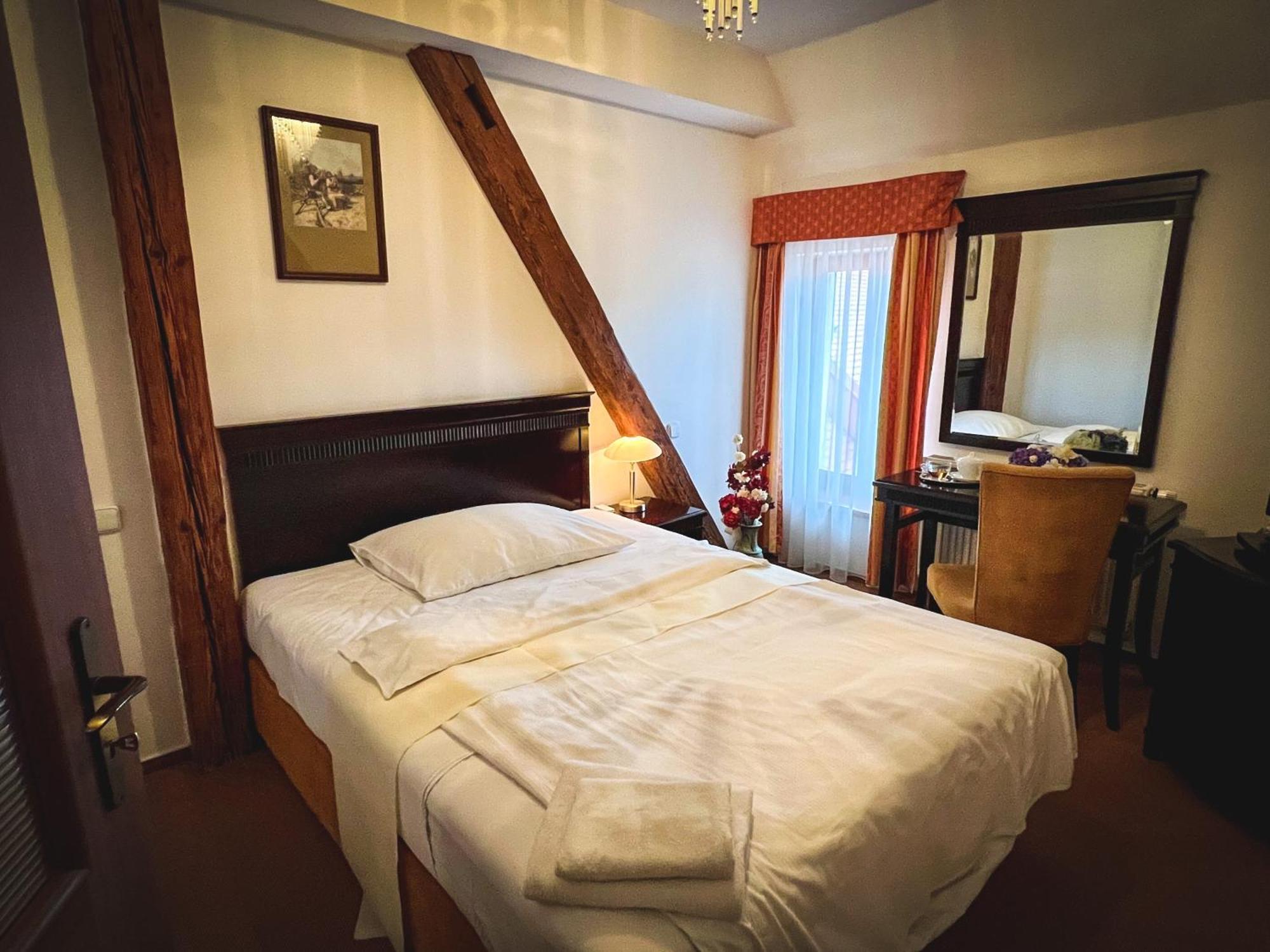Hotel U Zeleneho Stromu Nepomuk Bagian luar foto