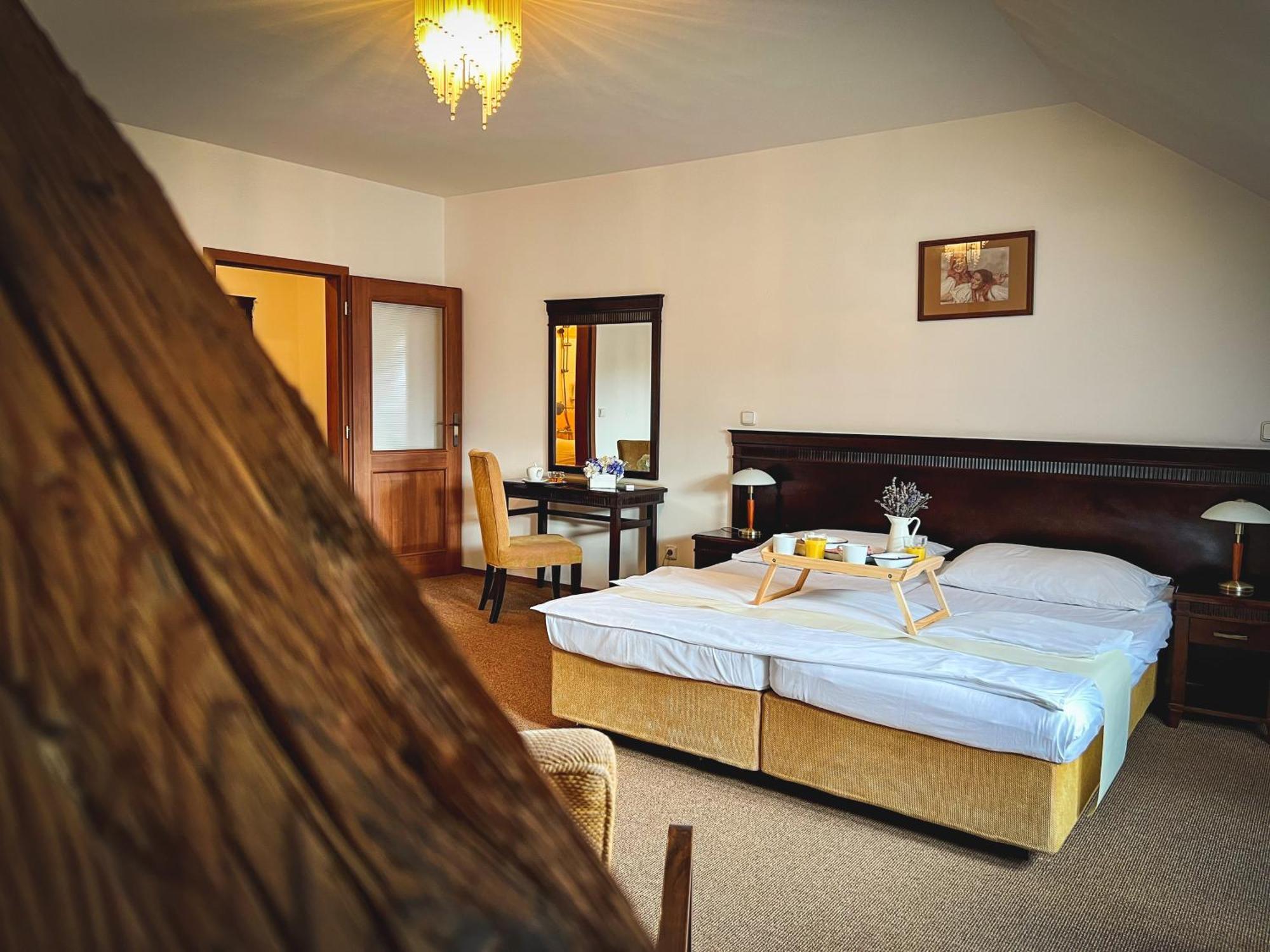 Hotel U Zeleneho Stromu Nepomuk Bagian luar foto