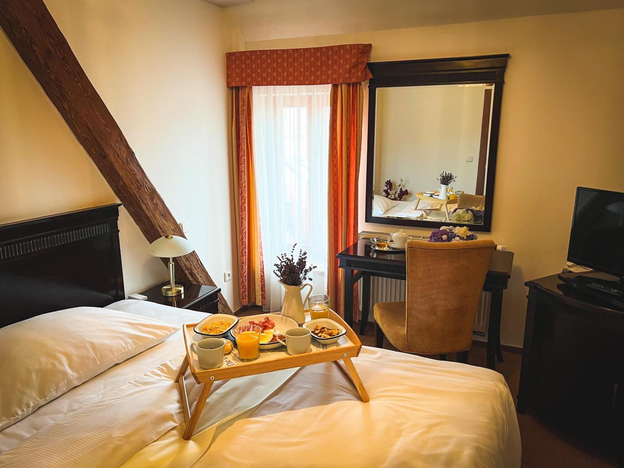 Hotel U Zeleneho Stromu Nepomuk Bagian luar foto