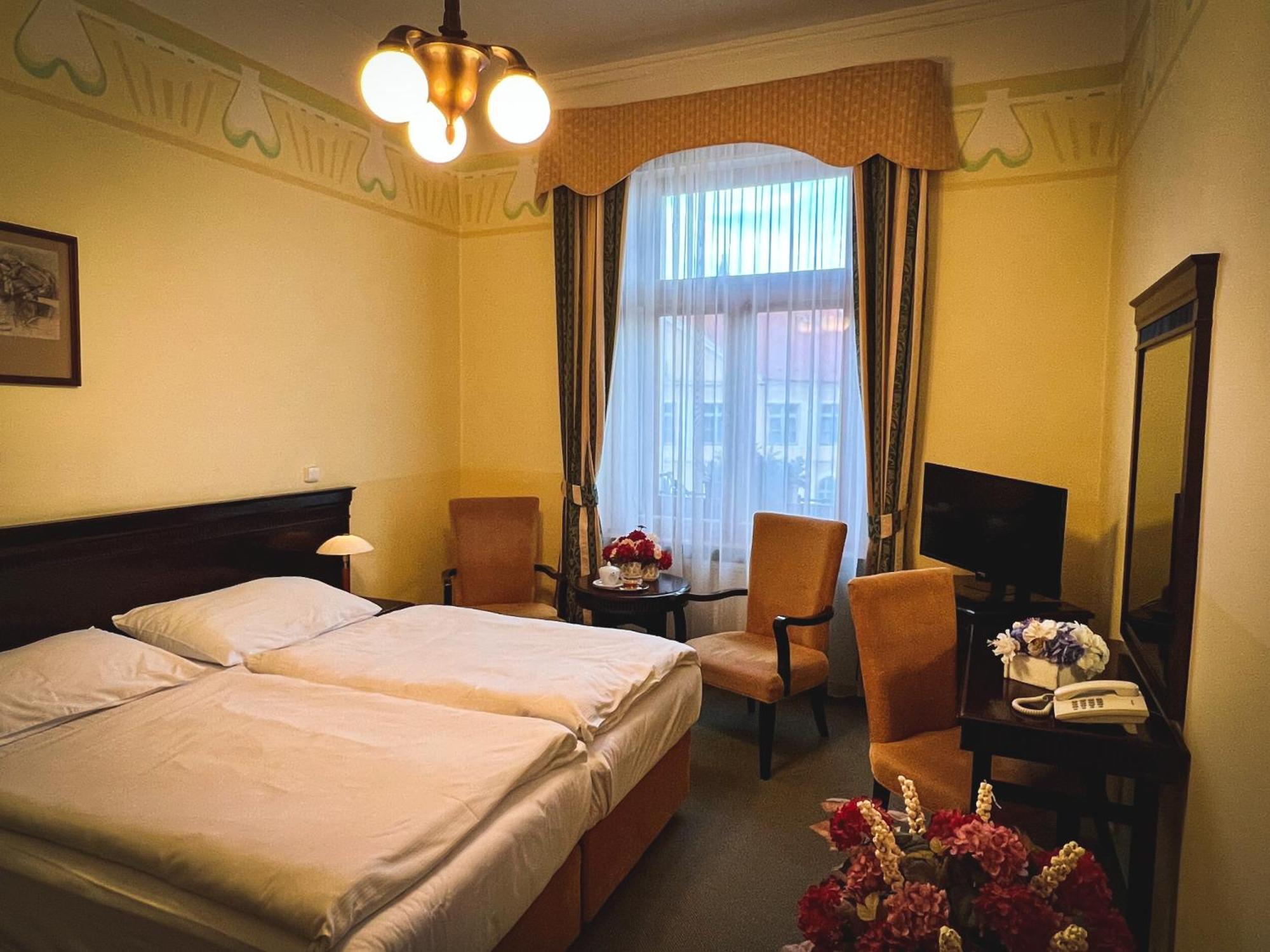 Hotel U Zeleneho Stromu Nepomuk Bagian luar foto