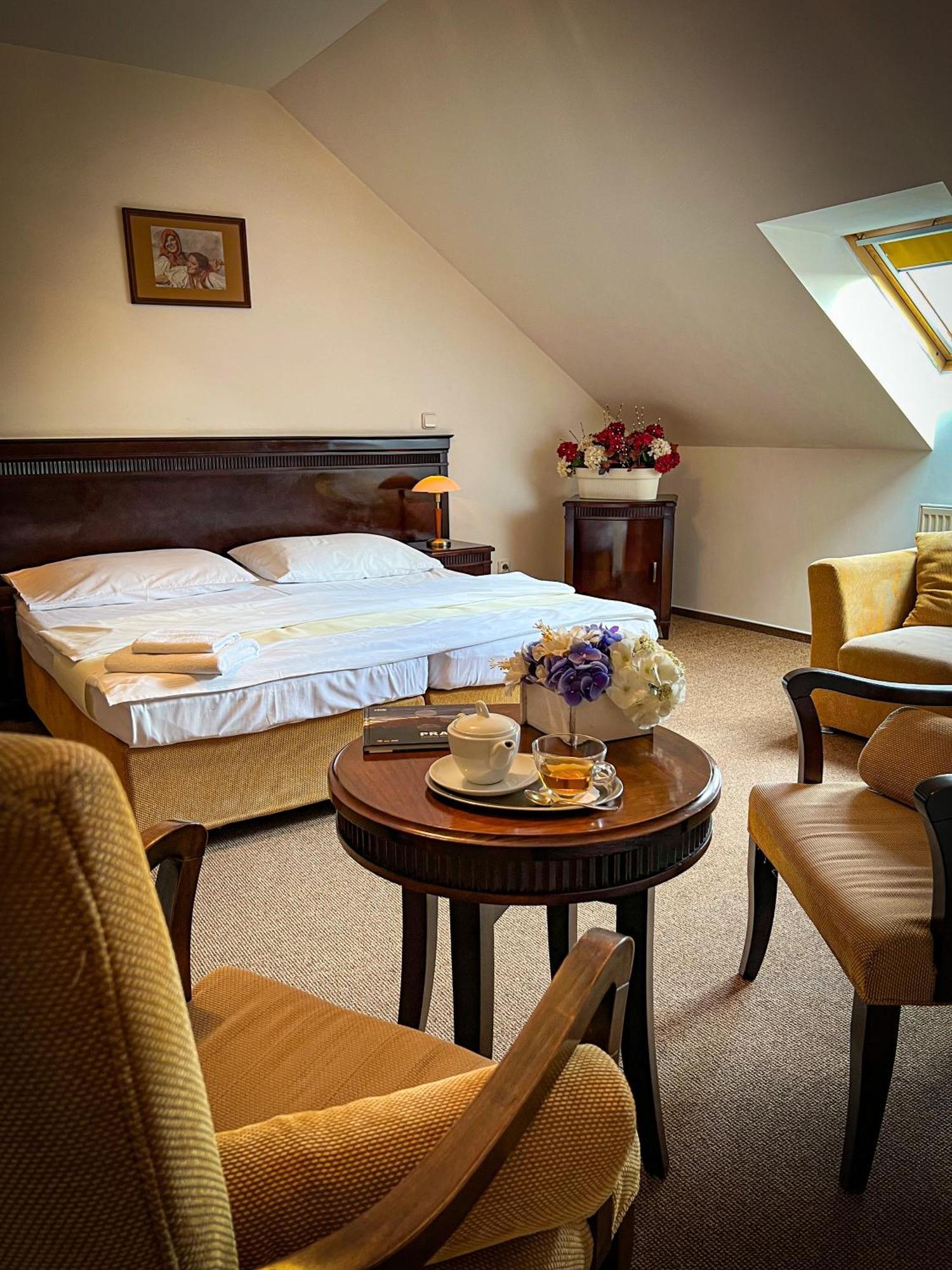 Hotel U Zeleneho Stromu Nepomuk Bagian luar foto