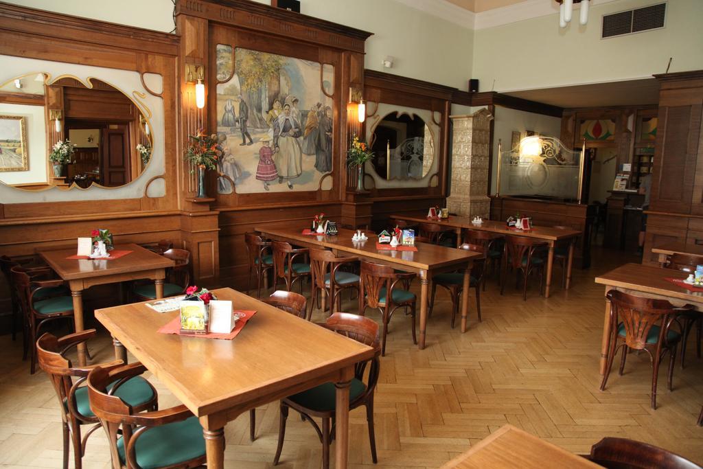 Hotel U Zeleneho Stromu Nepomuk Bagian luar foto