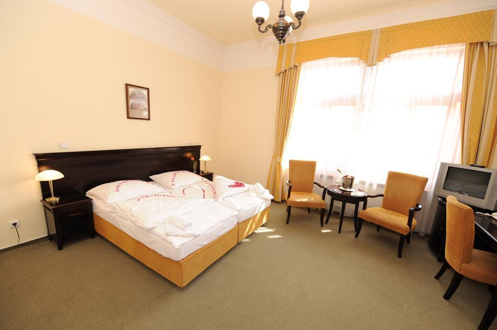 Hotel U Zeleneho Stromu Nepomuk Bagian luar foto