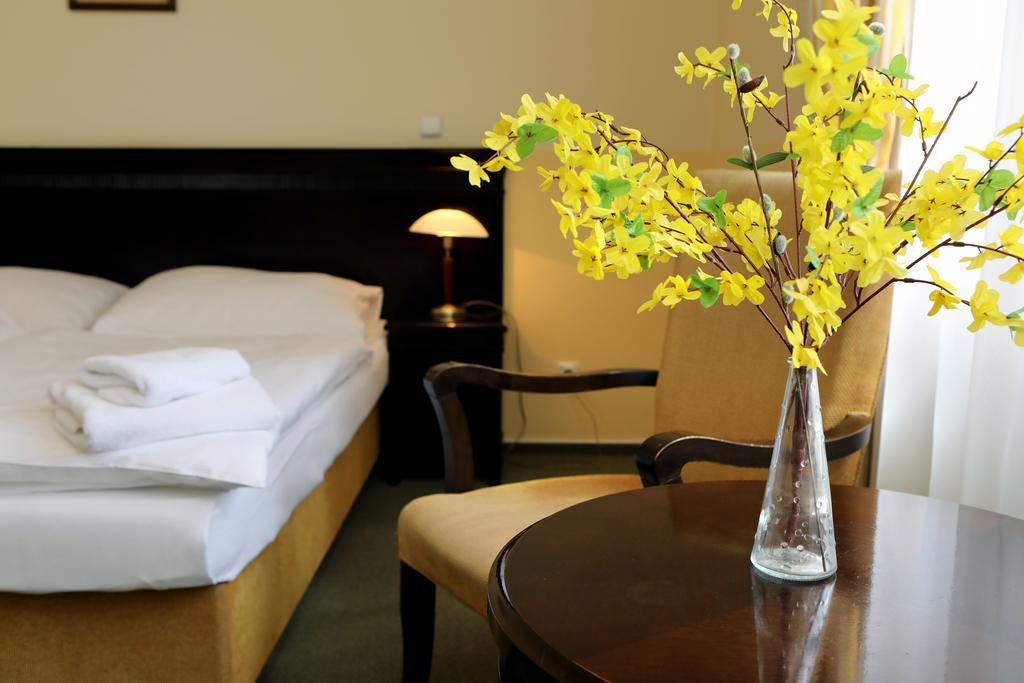 Hotel U Zeleneho Stromu Nepomuk Bagian luar foto